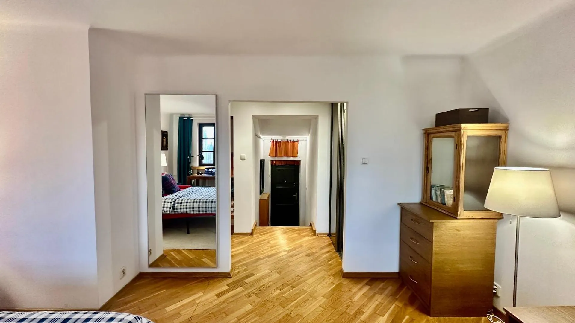 Old Town Best View Wifi 300 Mb/S Huge Screen Netflix Appletv Amazontv Warszawa 0*,  Polska